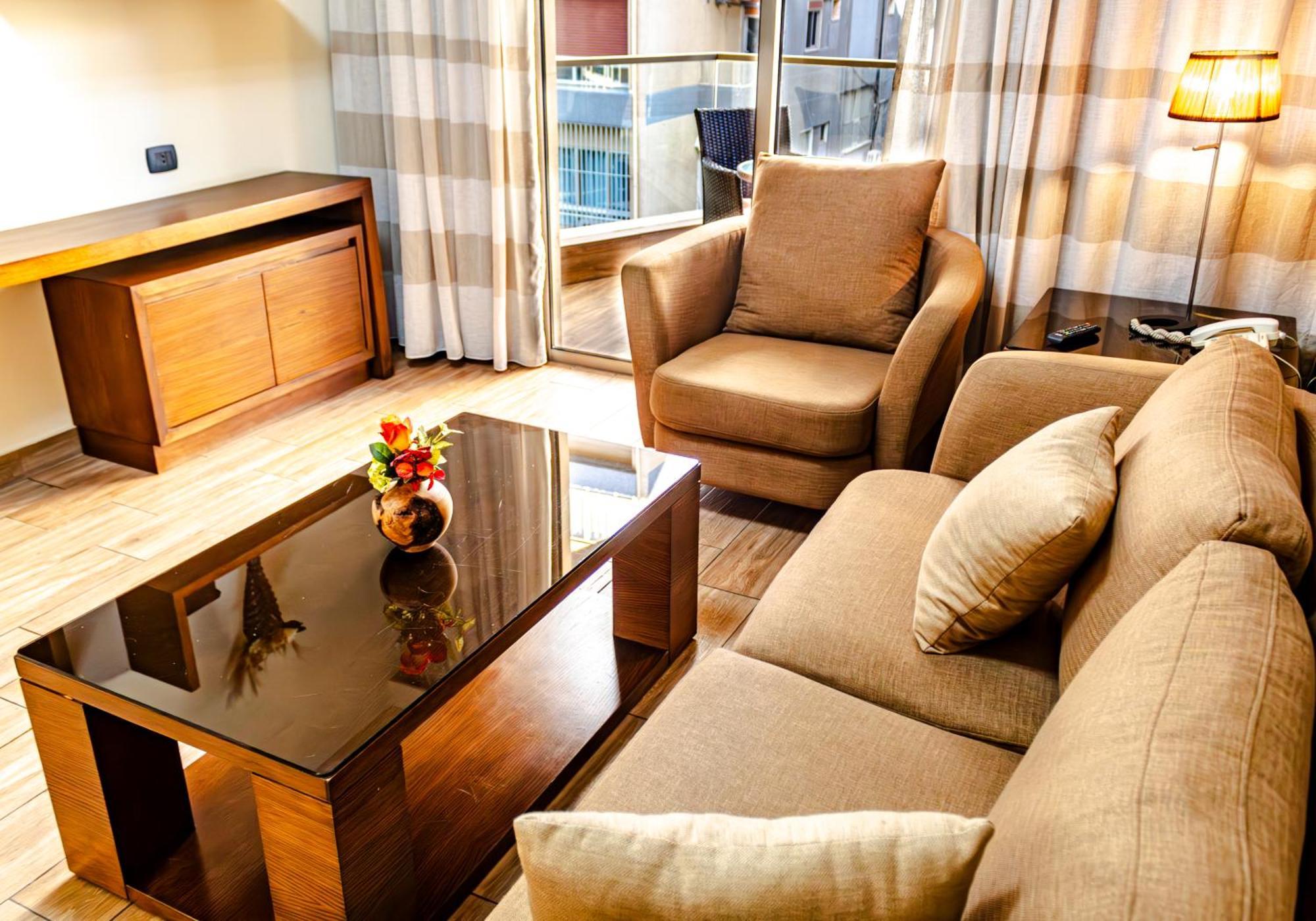 Britannia Suites Beirut Exteriör bild