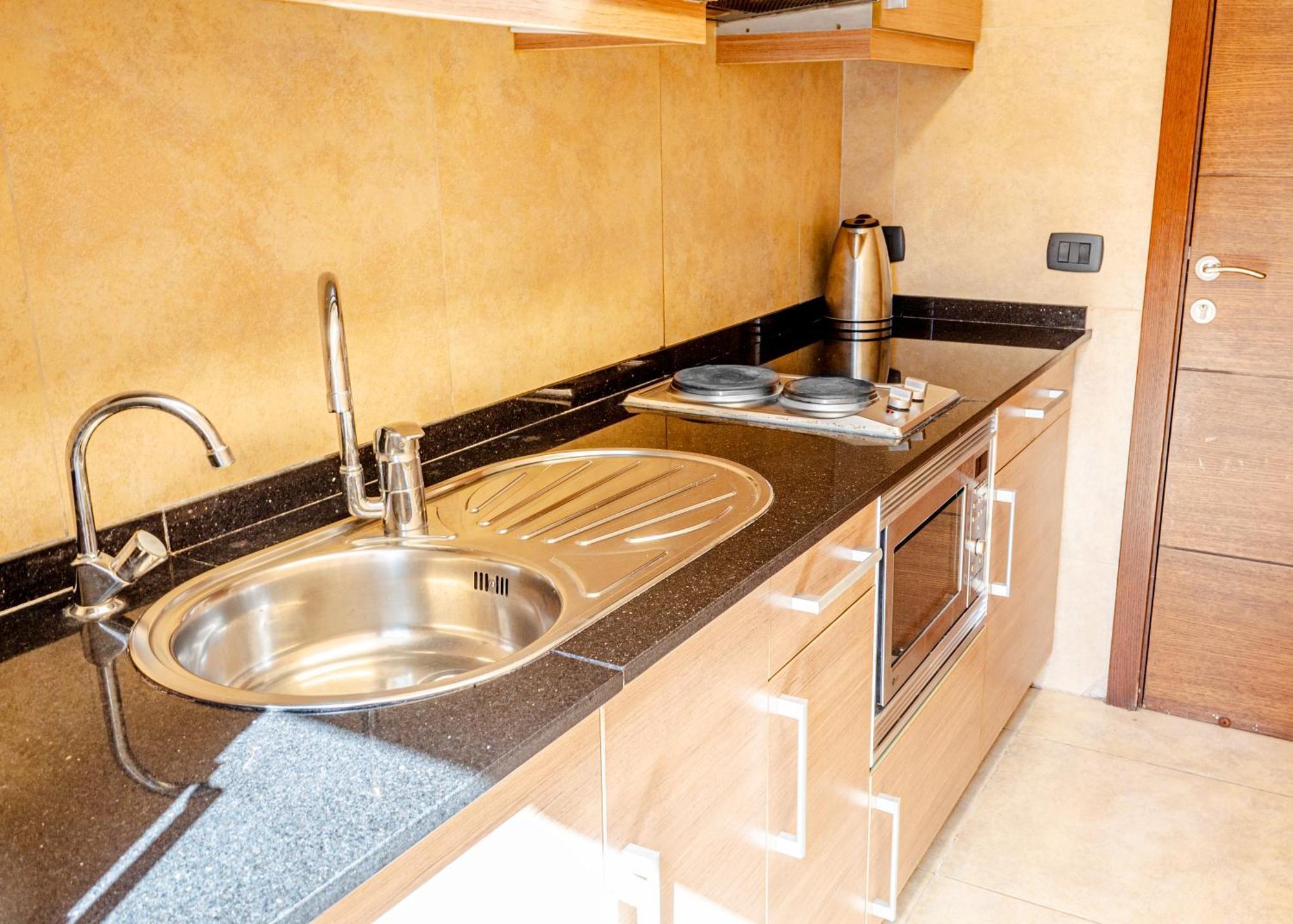 Britannia Suites Beirut Exteriör bild
