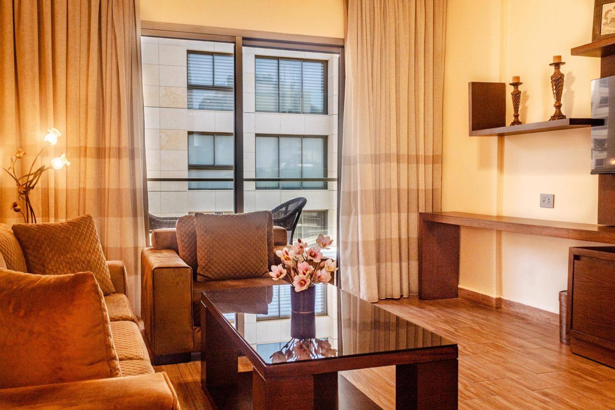 Britannia Suites Beirut Exteriör bild
