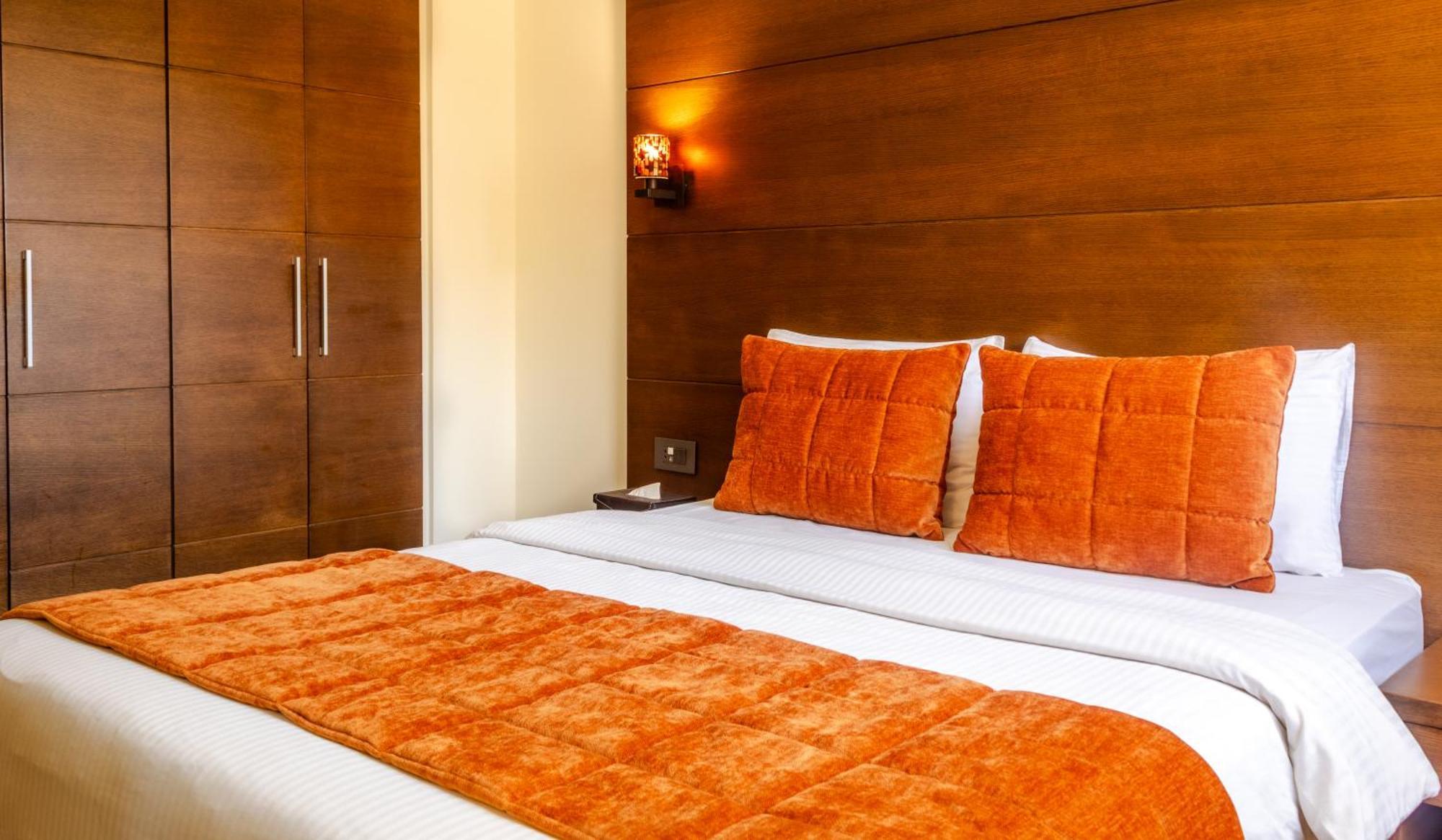 Britannia Suites Beirut Exteriör bild