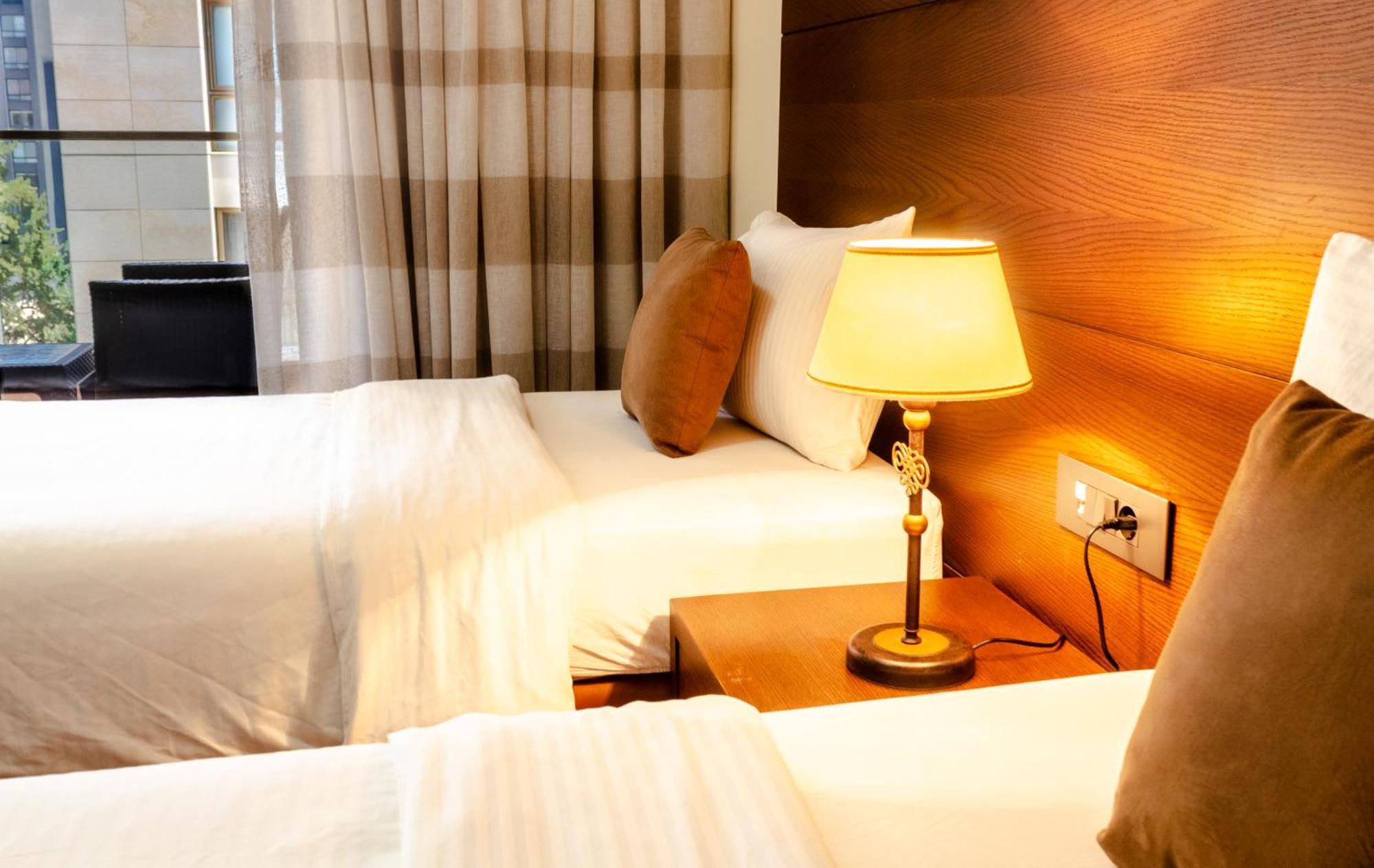 Britannia Suites Beirut Exteriör bild