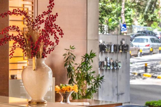 Britannia Suites Beirut Exteriör bild