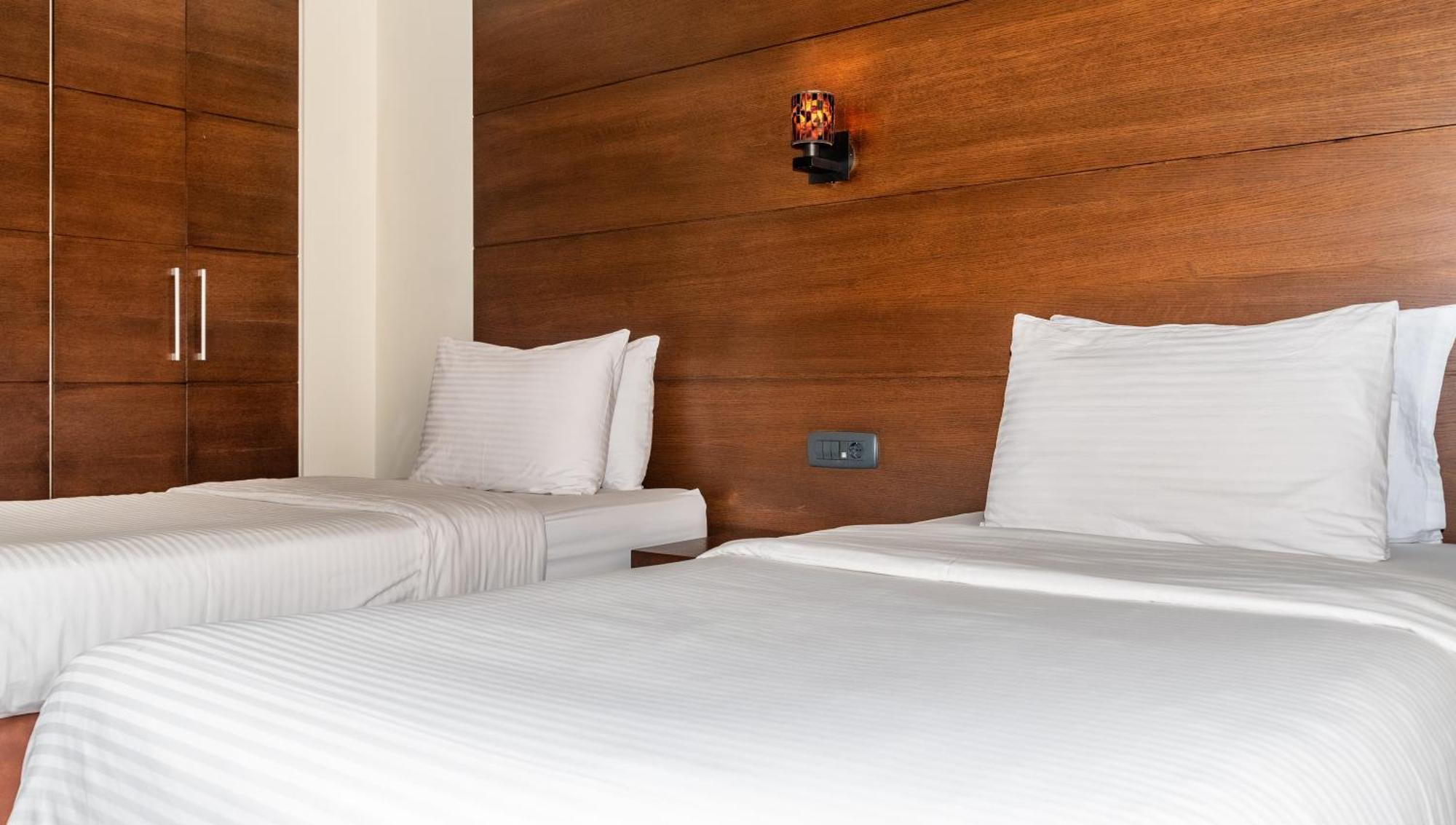 Britannia Suites Beirut Exteriör bild