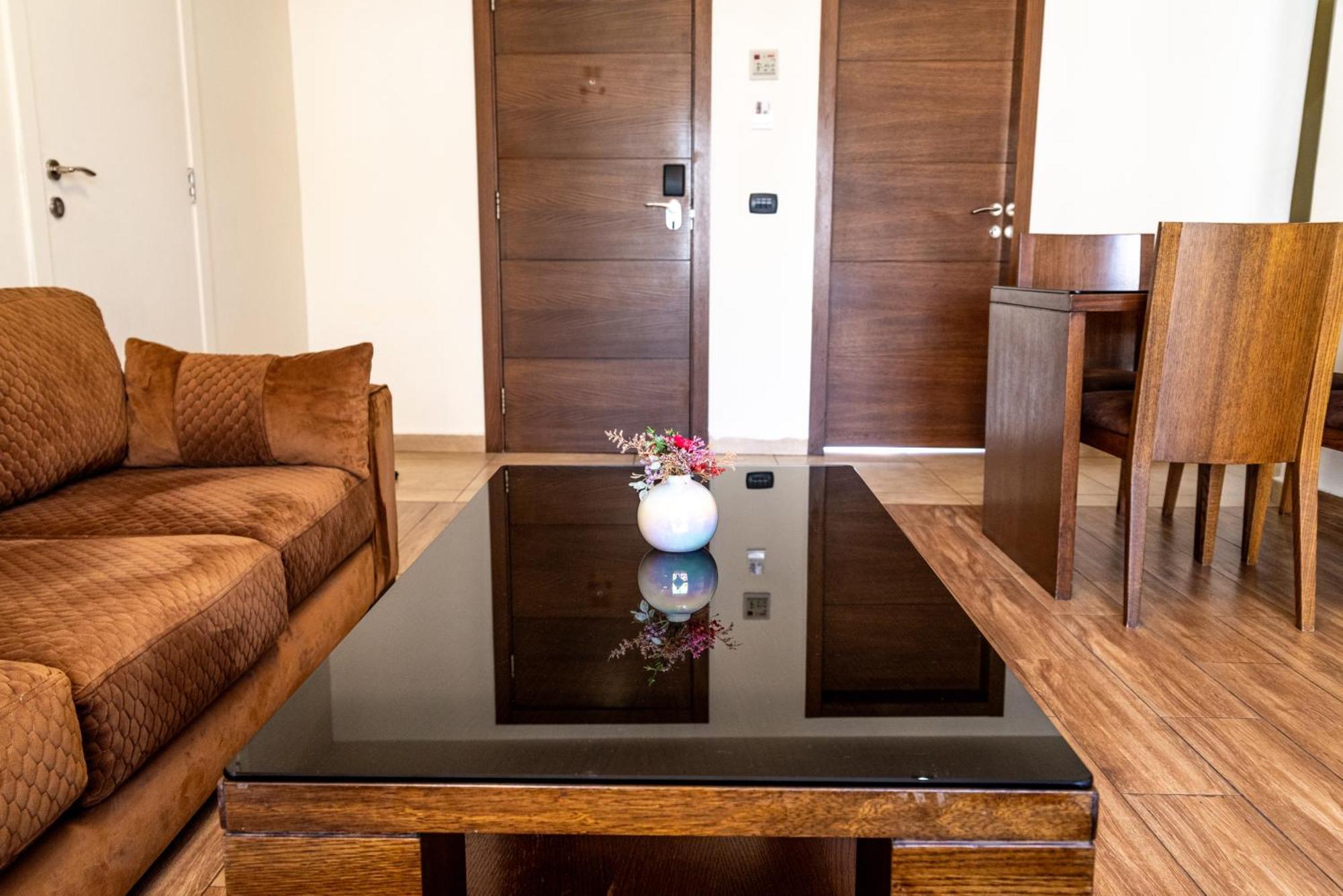 Britannia Suites Beirut Exteriör bild