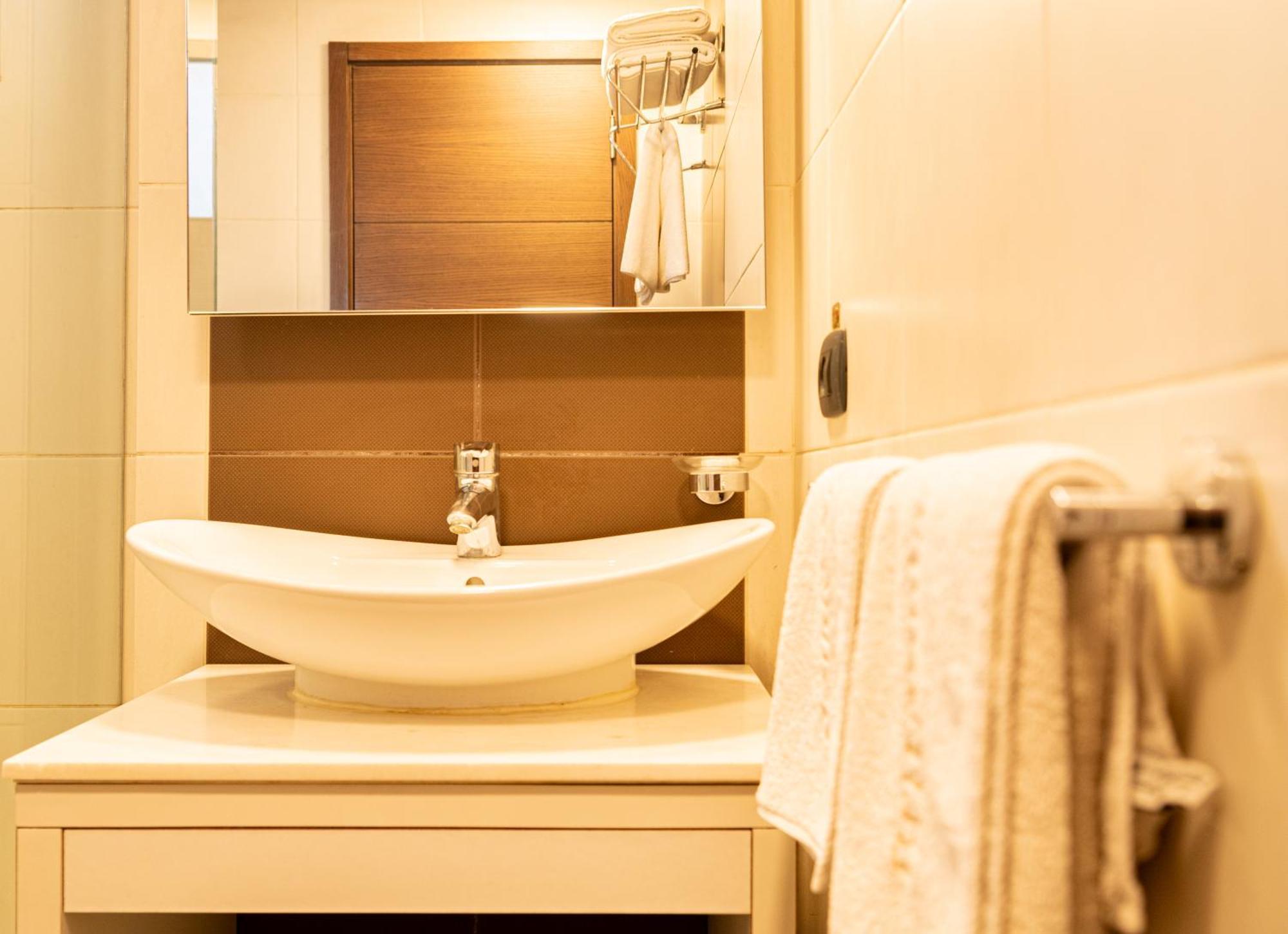 Britannia Suites Beirut Exteriör bild